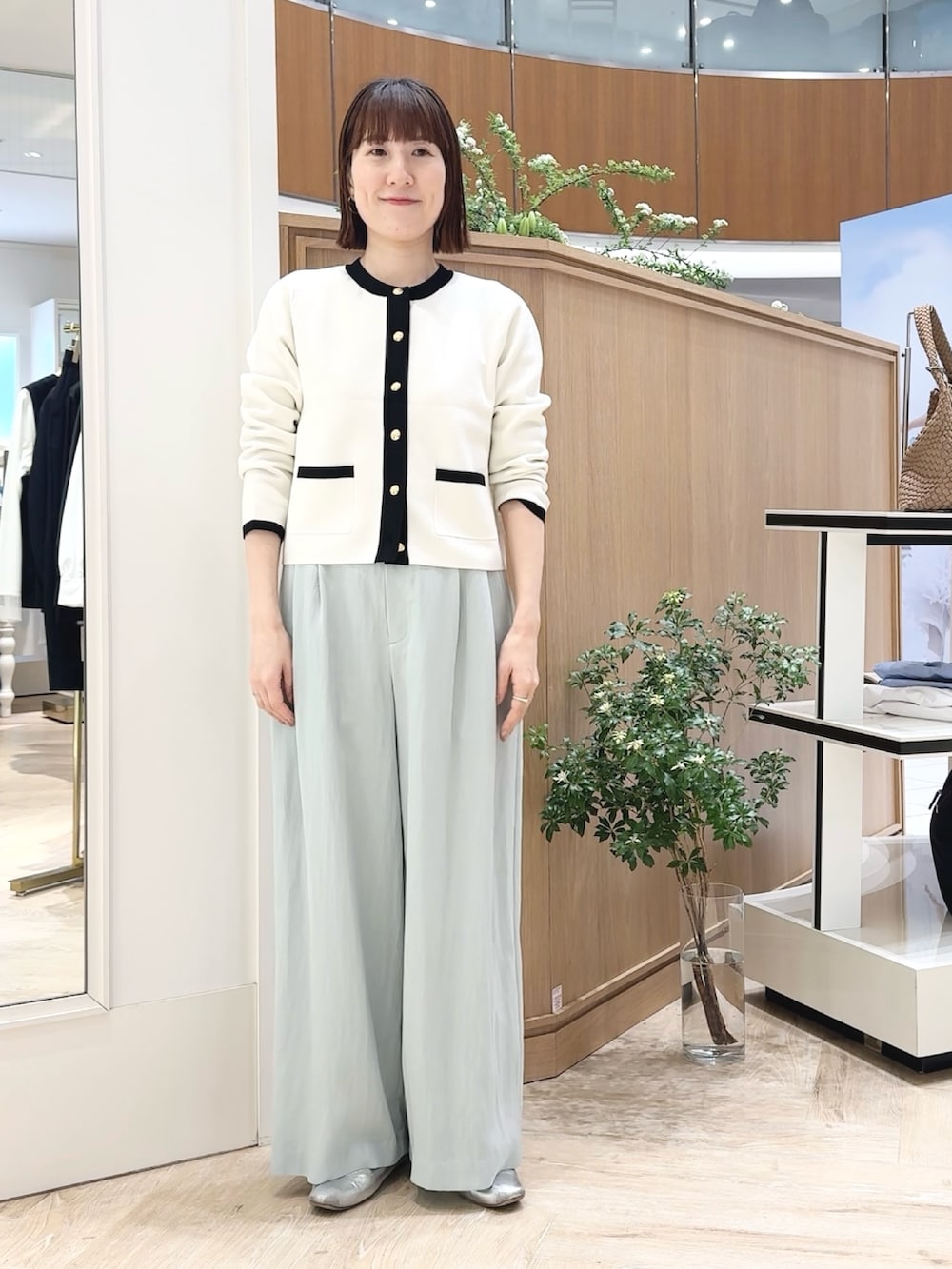 ブラウン系のショルダーバッグ、グリーン系のその他パンツ、ホワイト系のキャミソールを着用したレディースの春コーディネートの7枚目の写真