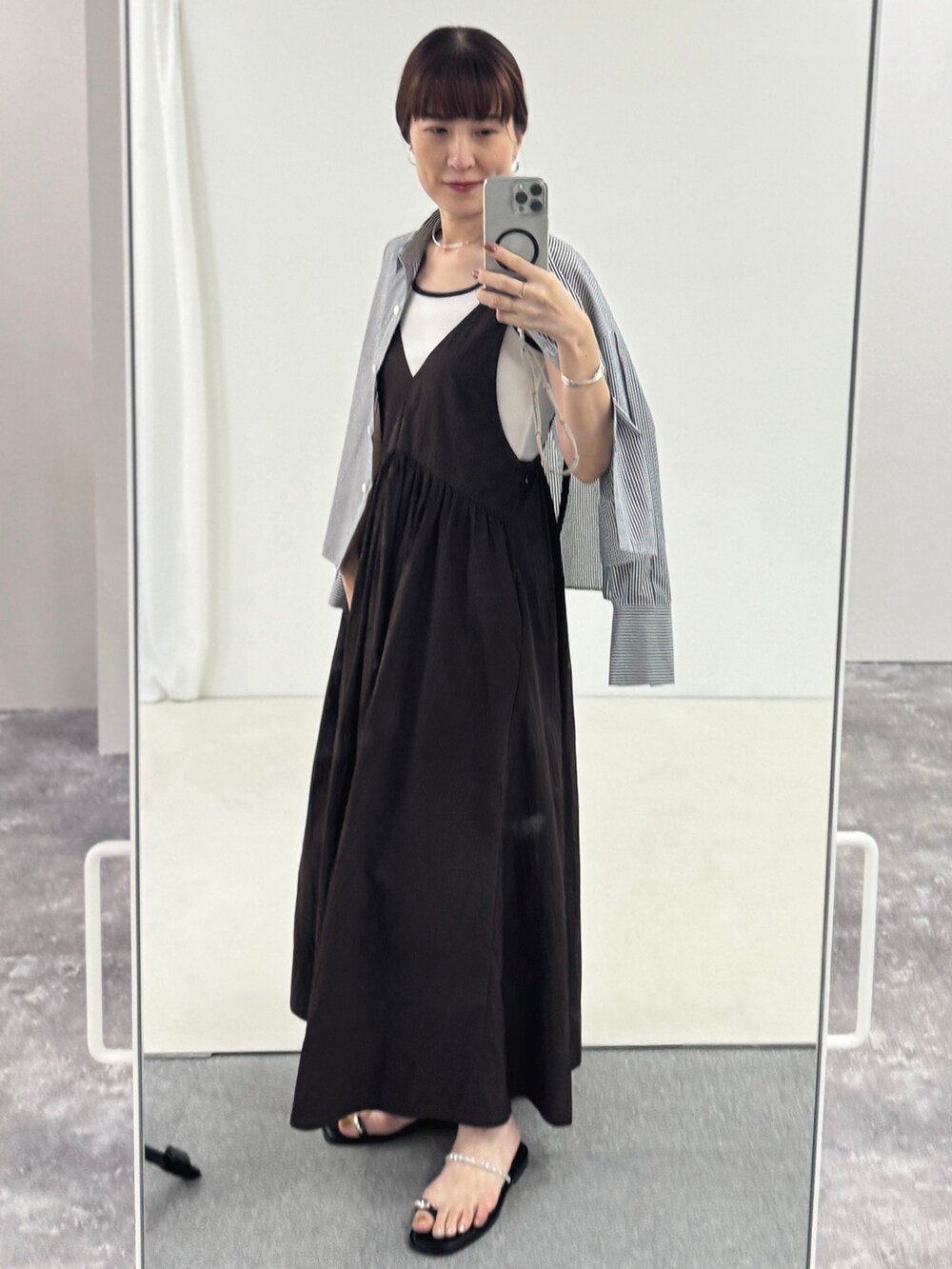 ブルー系のトートバッグ、シルバー系のサンダル、ブラウン系のワンピースを着用したレディースの夏コーディネートの7枚目の写真