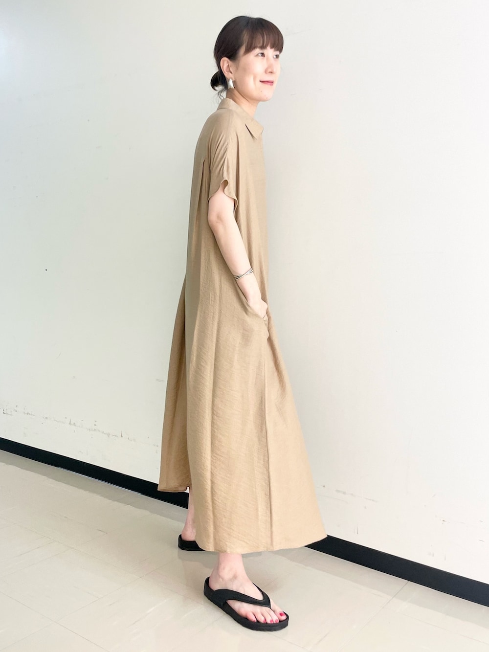 「ワンピース、ワンピーススタイル、シャツワンピ、ベーシュ、ビルケンシュトック、ビーサン、スキッパー、夏コーデ、楽チンコーデ、ワントーンコーデ、夏服コーデ、シンプルコーデ」｜「BIRKENSTOCKのアイテム（ビーチサンダル、ブラック系）」を使った、yamaguchiさん（レディース・163cm）の夏コーディネートの2枚目の写真
