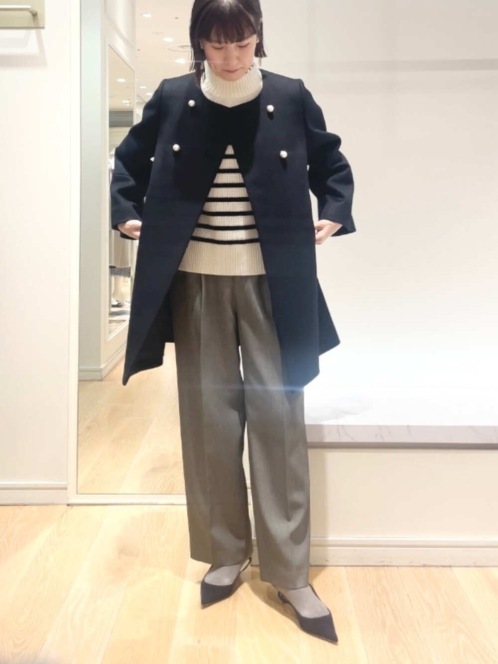 「コート、ボーダー、冬アウター、休日スタイル、ワイドパンツ、クリスマスに着たい服、マリンコーデ、お出かけコーデ、きれいめカジュアル、大人カジュアル、Aラインコート、大人コーデ、ニット、パール」｜「NOLLEY’S Sophiのウォッシャブルウール調合繊ベルト付きワイドパンツ（その他パンツ、グレー系）」を使った、yamaguchiさん（レディース・163cm）の冬コーディネートの6枚目の写真