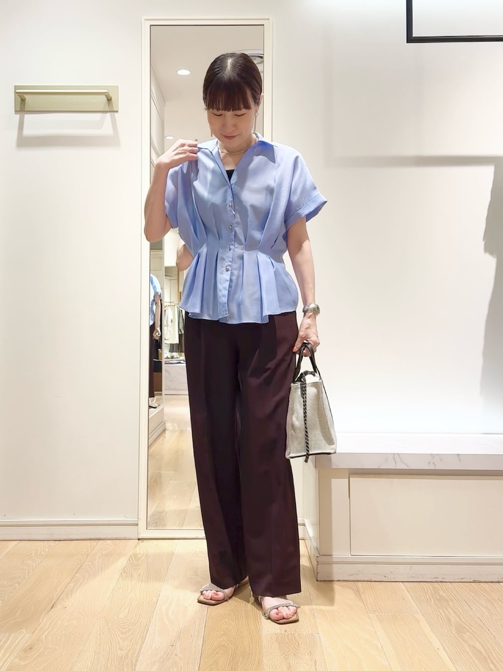 ブルー系のシャツ/ブラウス、ブラウン系のその他パンツ、ブラック系のトートバッグを着用したレディースの夏コーディネートの2枚目の写真