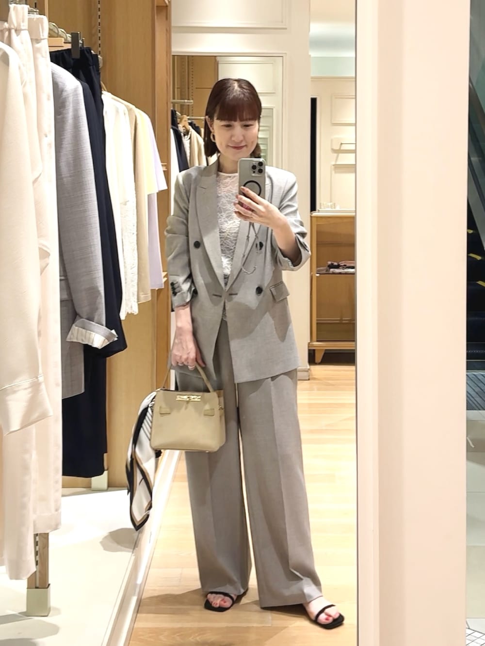 ベージュ系のトートバッグ、ベージュ系のその他パンツ、ベージュ系のテーラードジャケットを着用したレディースの春コーディネートの7枚目の写真