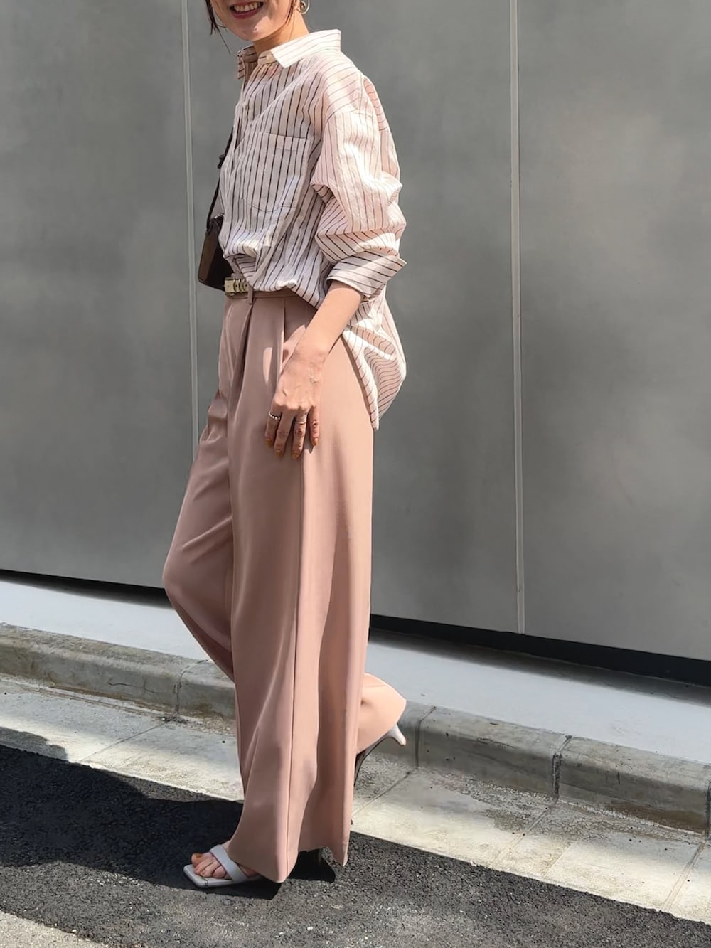 ピンク系のその他パンツ、ブラウン系のショルダーバッグ、ピンク系のシャツ/ブラウスを着用したレディースの春コーディネートの10枚目の写真