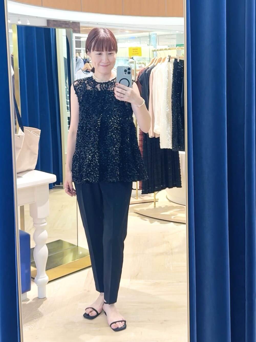 ブラック系のその他パンツ、ブラック系のシャツ/ブラウス、ブラウン系のバレッタ/ヘアクリップを着用したレディースの夏コーディネートの7枚目の写真