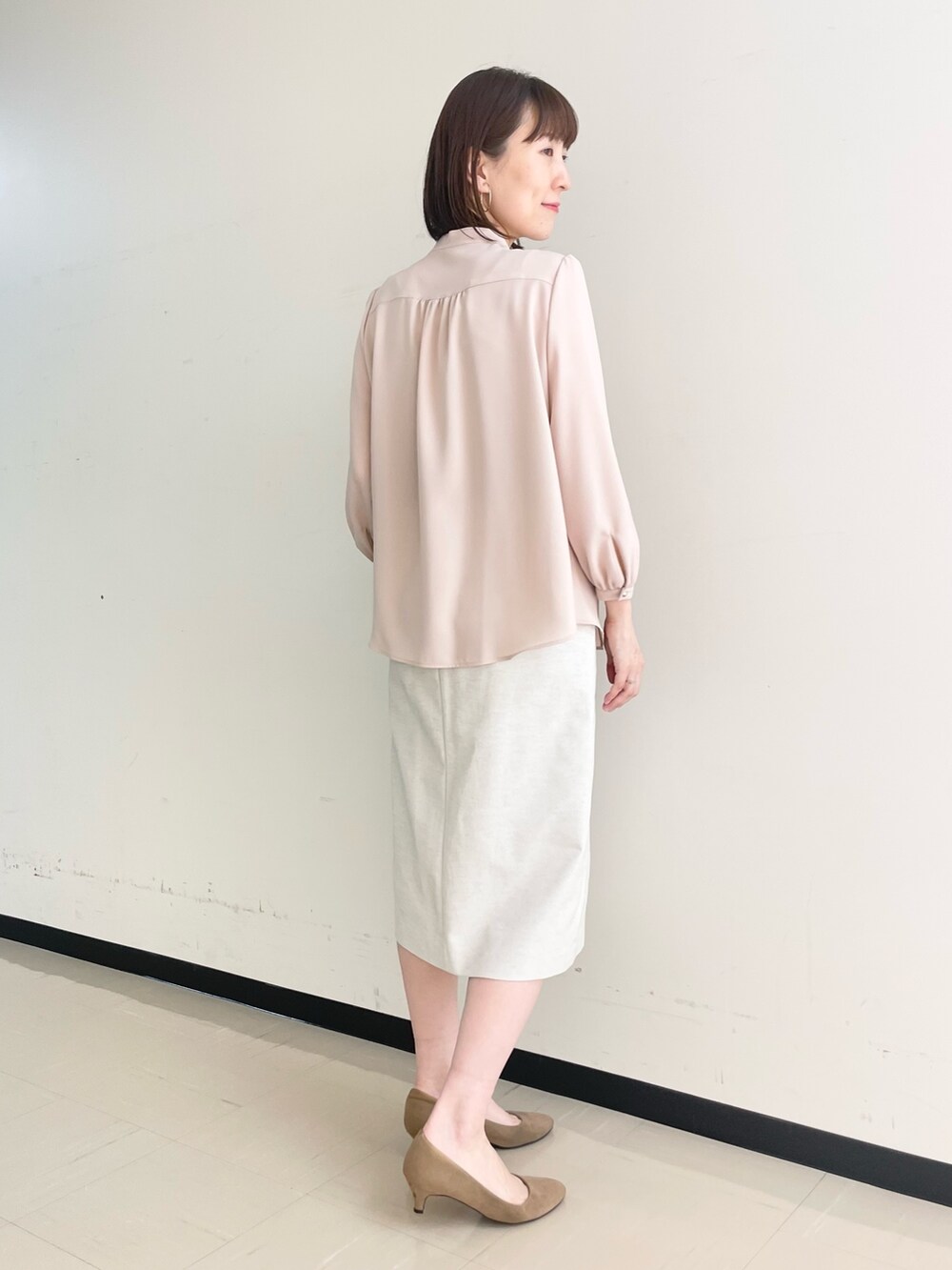 ベージュ系のスカート、ホワイト系のノーカラージャケット、ピンク系のシャツ/ブラウスを着用したレディースの春コーディネートの8枚目の写真