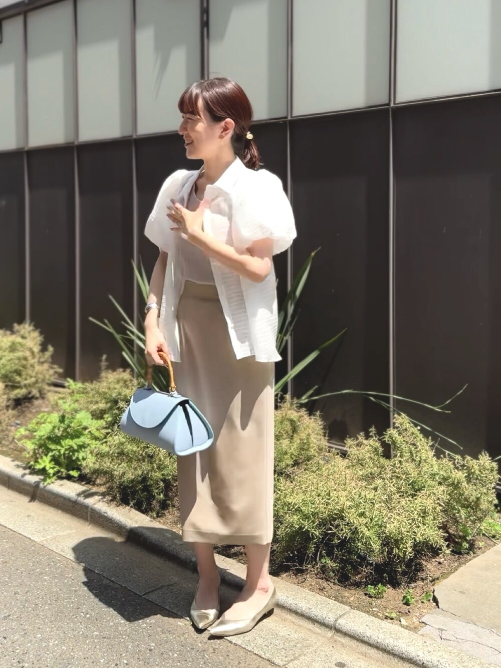 「シャツスタイル、シアーシャツ、スカート、スカートスタイル、淡色コーデ、オフィスカジュアル、パフ袖、パステルカラー、袖ボリューム、白Tシャツ、きれいめカジュアル、大人可愛い、春夏コーデ、キレイめ」|「FABIO RUSCONIの【FABIO RUSCONI/ファビオルスコーニ】プレーンパンプス(パンプス、ゴールド系)」を使った、yamaguchiさん(レディース・163cm)の夏コーディネートの2枚目の写真