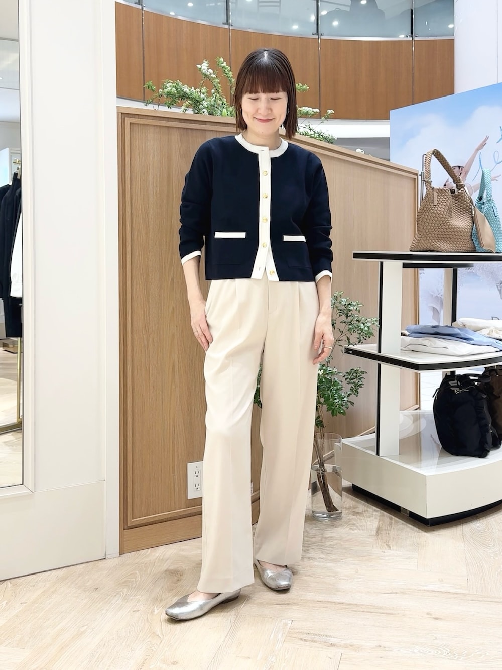 ブルー系のカーディガン/ボレロ、ホワイト系のその他パンツ、ブルー系のショルダーバッグを着用したレディースの春コーディネートの5枚目の写真