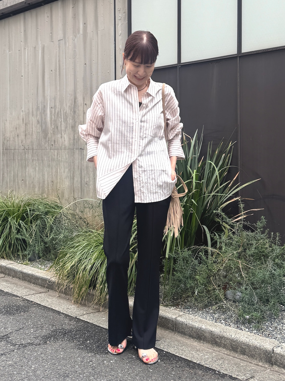 ピンク系のシャツ/ブラウス、ベージュ系のショルダーバッグ、ピンク系のバックパック/リュックを着用したレディースの春コーディネートの3枚目の写真