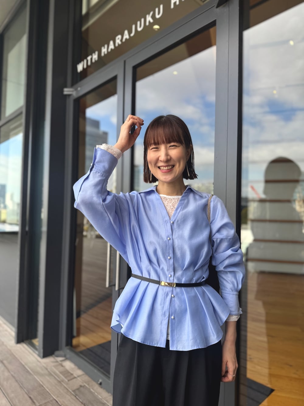 ブルー系のシャツ/ブラウス、ホワイト系のTシャツ/カットソーを着用したレディースの冬コーディネートの7枚目の写真