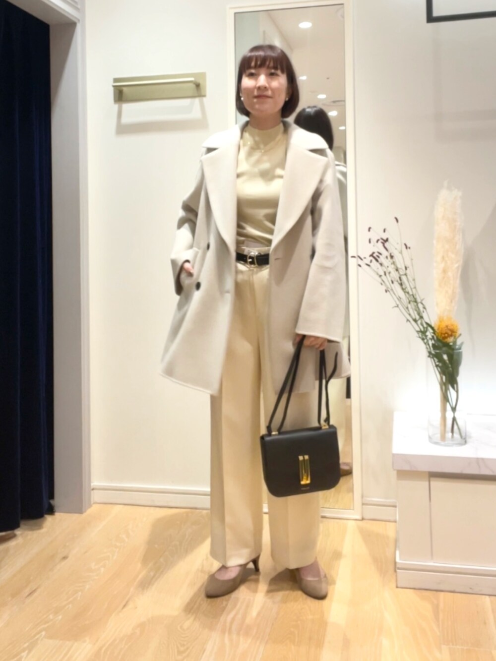「淡色コーデ、アウター、コート、ピーコート、チェスターコート、ショートコート、パンツスタイル、DeMEllier、きれいめカジュアル、オトナカジュアル、おでかけコーデ、ショルダーバッグ、秋冬、大人女子」|「DEMELLIER LONDONの【DeMellier/デメリエー】Vancouverミニショルダーバッグ(ハンドバッグ、ブラック系)」を使った、yamaguchiさん(レディース・163cm)の秋コーディネートの3枚目の写真