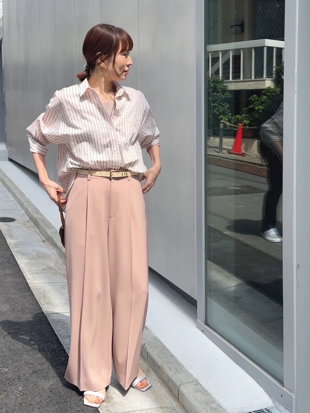 ピンク系のその他パンツ、ブラウン系のショルダーバッグ、ピンク系のシャツ/ブラウスを着用したレディースの春コーディネートの8枚目の写真