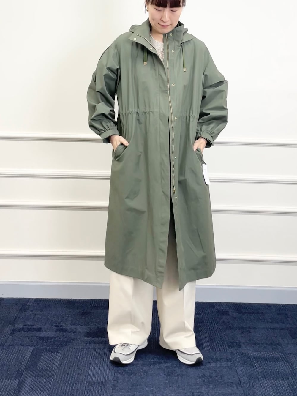 「カーキ、カーキアウター、パンツスタイル、ワイドパンツ、カジュアルコーデ、マンパ、モッズコート、撥水加工、シンプルコーデ、休日スタイル、フードコート、スニーカー、スニーカーコーデ」｜「NOLLEY’Sのウォッシャブルラメ2WAYショートVネックカーディガン（カーディガン/ボレロ、ゴールド系）」を使った、yamaguchiさん（レディース・163cm）の冬コーディネートの6枚目の写真