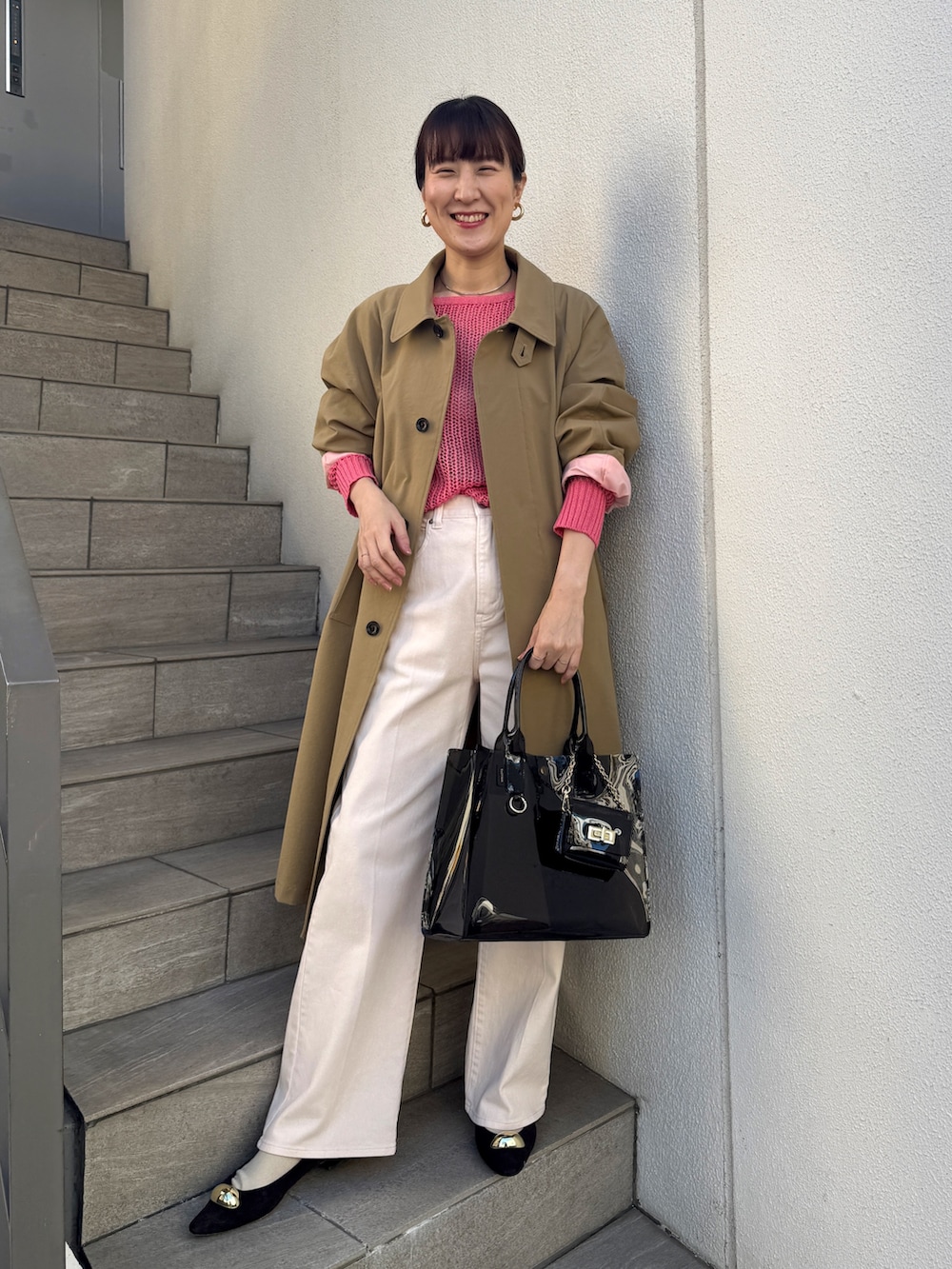 ピンク系のニット/セーター、ベージュ系のダッフルコート、ピンク系のデニムパンツを着用したレディースの冬コーディネートの7枚目の写真