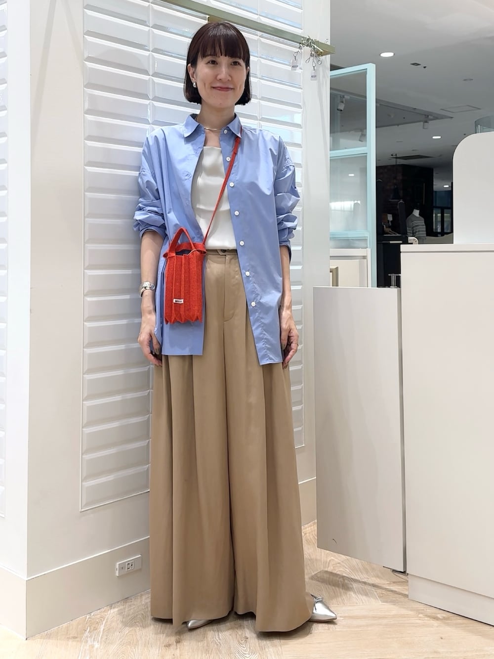 グレー系のタンクトップ、ブルー系のシャツ/ブラウス、イエロー系のその他パンツを着用したレディースの秋コーディネートの3枚目の写真