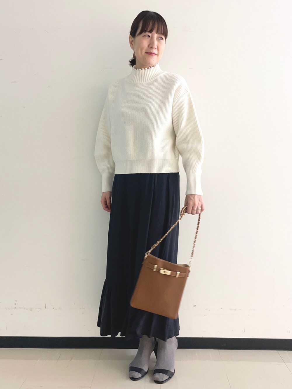 「ニット、スカート、ロングスカート、マキシスカート、ティアードスカート、モノトーン、モノトーンコーデ、ハイネックニット、シンプルコーデ、オトナカジュアル、お出かけコーデ、デート、きれいめカジュアル、ショルダーバッグ、高身長コーデ」｜「NOLLEY’Sのヒネリ2wayチェーンショルダーバッグ（ショルダーバッグ、イエロー系）」を使った、yamaguchiさん（レディース・163cm）の秋コーディネートの4枚目の写真