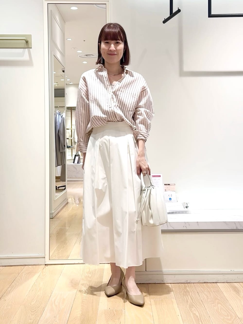 ホワイト系のスカート、ピンク系のシャツ/ブラウス、グレー系のネックレスを着用したレディースの春コーディネートの8枚目の写真