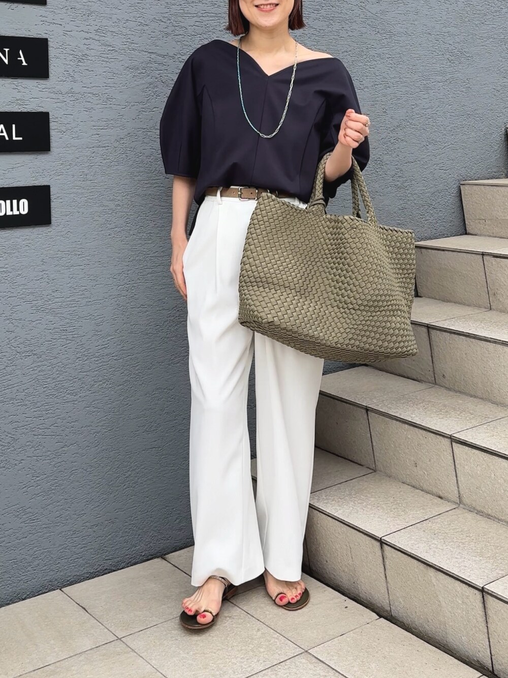 ブルー系のTシャツ/カットソー、ブラウン系のトートバッグ、ホワイト系のその他パンツを着用したレディースの春コーディネートの7枚目の写真