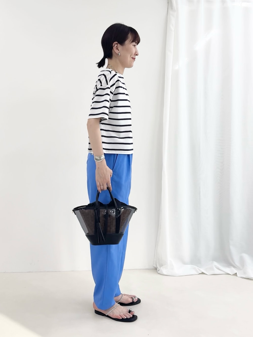 「マリン、マリンコーデ、ボーダー、ボーダートップス、ボーダーTシャツ、かごバッグ、ビニールバック、クリアバッグ、カラーパンツ、パンツスタイル、パンツコーデ、パンツ、Tシャツ/カットソー、サンダル、夏休み」｜「NICOLAS LAINASの【NICOLAS LAINAS/ニコラス ライナス】 メタリックフィンガーフックサンダル【NOLLEY'S mgr. 松葉☆別注アイテム】（サンダル、シルバー系）」を使った、yamaguchiさん（レディース・163cm）の春コーディネートの2枚目の写真