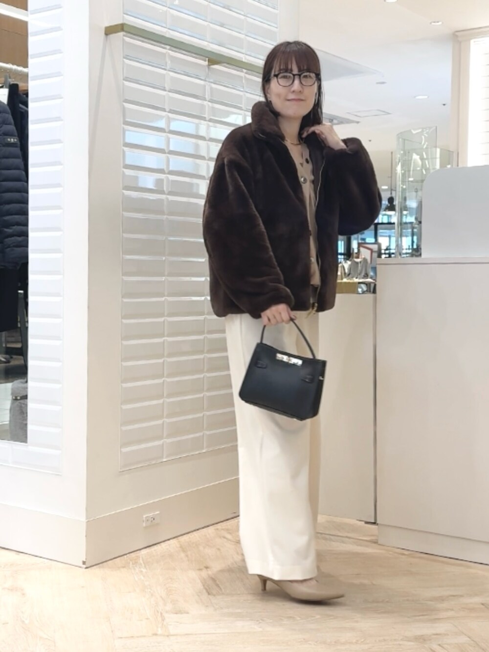 ホワイト系のその他パンツ、ブラック系のショルダーバッグ、ブラウン系のタンクトップを着用したレディースの秋コーディネートの7枚目の写真