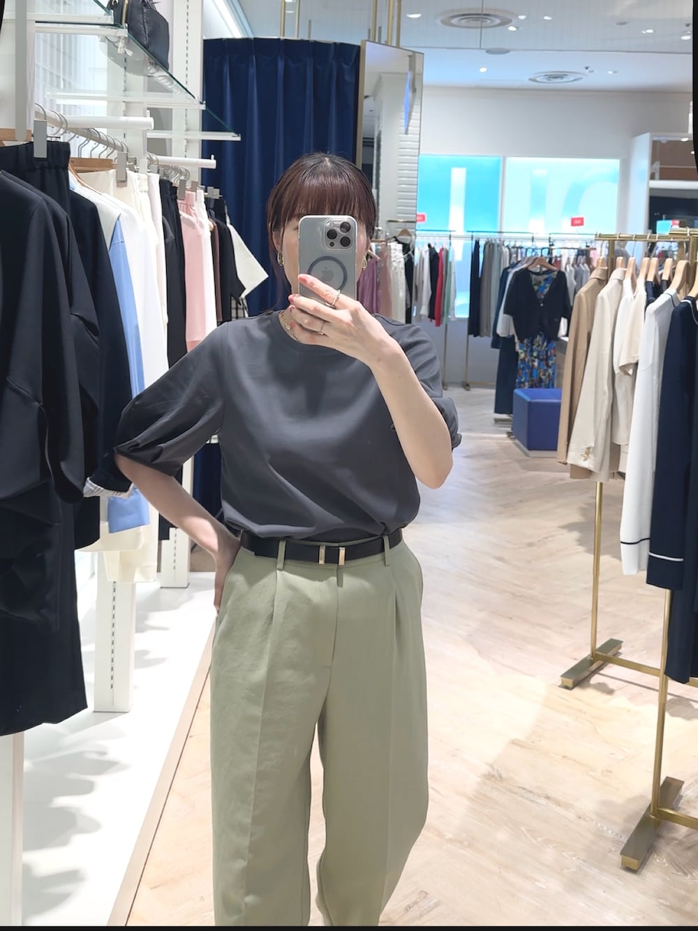 「Tシャツ、Tシャツコーデ、Ｔシャツ、Tシャツ/カットソー、カットソー、袖ボリューム、ボリューム袖、パフスリーブ、グレー、グレーコーデ、オフィスカジュアル、夏だ！Tシャツ着よう！、夏コーデ、夏」｜「NOLLEY’Sの【PR林☆別注カラーあり】ウォッシャブルツイルストレッチ愛されワイドパンツ（その他パンツ、グリーン系）」を使った、yamaguchiさん（レディース・163cm）の春コーディネートの7枚目の写真