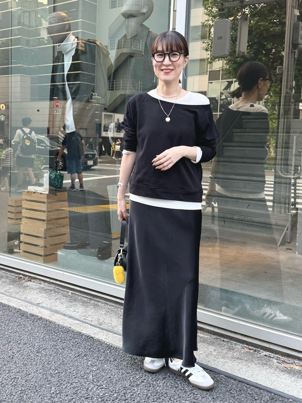 「スウェット、スカートスタイル、ロングスカート、モノトーン、ワントーンコーデ、黒コーデ、レイヤードスタイル、めがね、メガネ女子、秋っぽコーデ更新中、スニーカー、休日スタイル、秋のコーデ、コインネックレス」|「Lisa Conteのムートン刺繍チャーム made in Italy(チャーム、イエロー系)」を使った、yamaguchiさん(レディース・163cm)の秋コーディネートの8枚目の写真