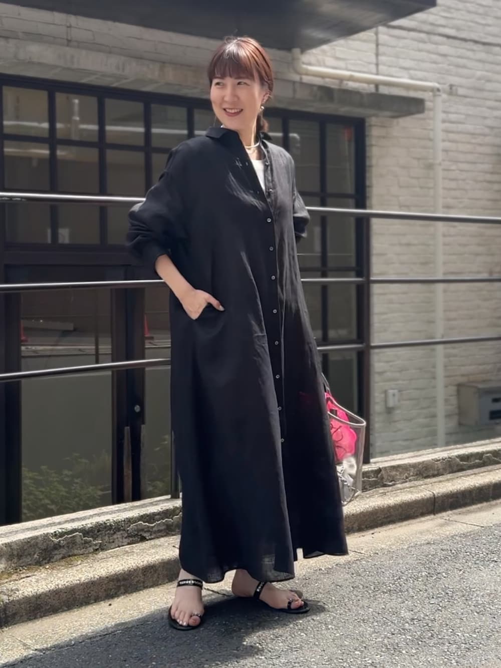 ベージュ系のトートバッグ、ブラック系のシャツワンピース、ブラウン系のバレッタ/ヘアクリップを着用したレディースの春コーディネートの3枚目の写真