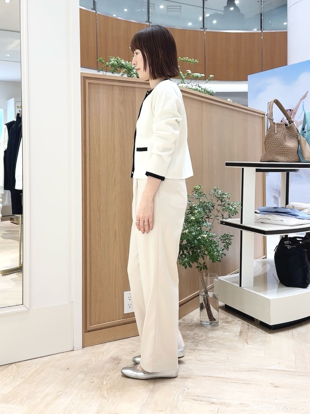 ブルー系のシャツ/ブラウス、ホワイト系のカーディガン/ボレロ、ブルー系のショルダーバッグを着用したレディースの春コーディネートの4枚目の写真