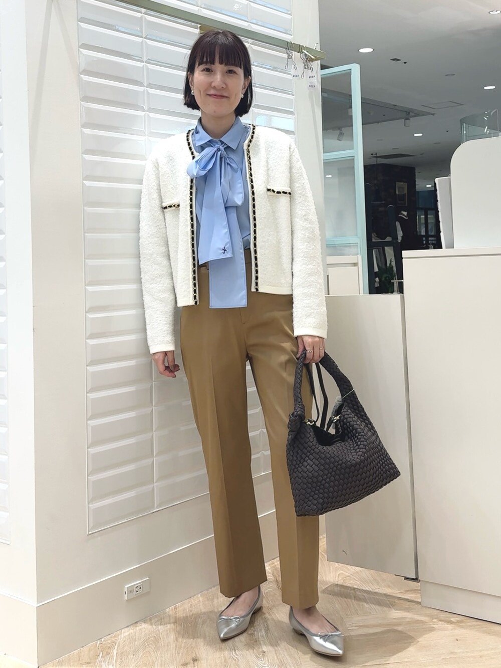 ブルー系のシャツ/ブラウス、ブラック系のボストンバッグ、イエロー系のその他パンツを着用したレディースの秋コーディネートの8枚目の写真