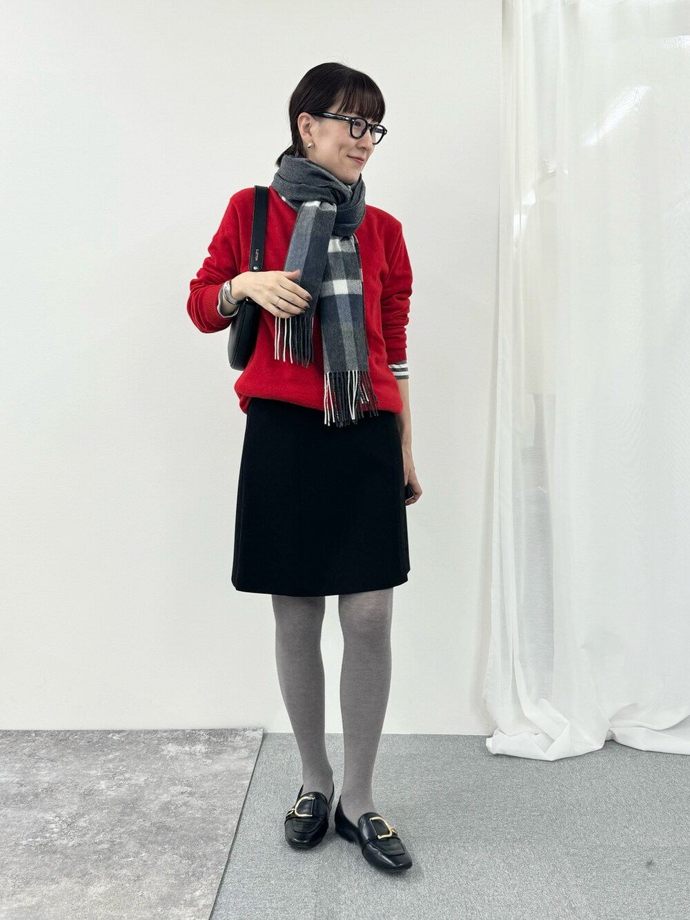 「赤ニット、クリスマスコーデ、チェック、チェックマフラー、ミニスカート、ショート丈、カラーコーデ、おでかけコーデ、クリスマスに着たい服、大人ガーリー、休日スタイル」｜「NOLLEY’Sの淡水バロックパール＆カラーストーンネックレス（ネックレス、レッド系）」を使った、yamaguchiさん（レディース・163cm）の冬コーディネートの5枚目の写真