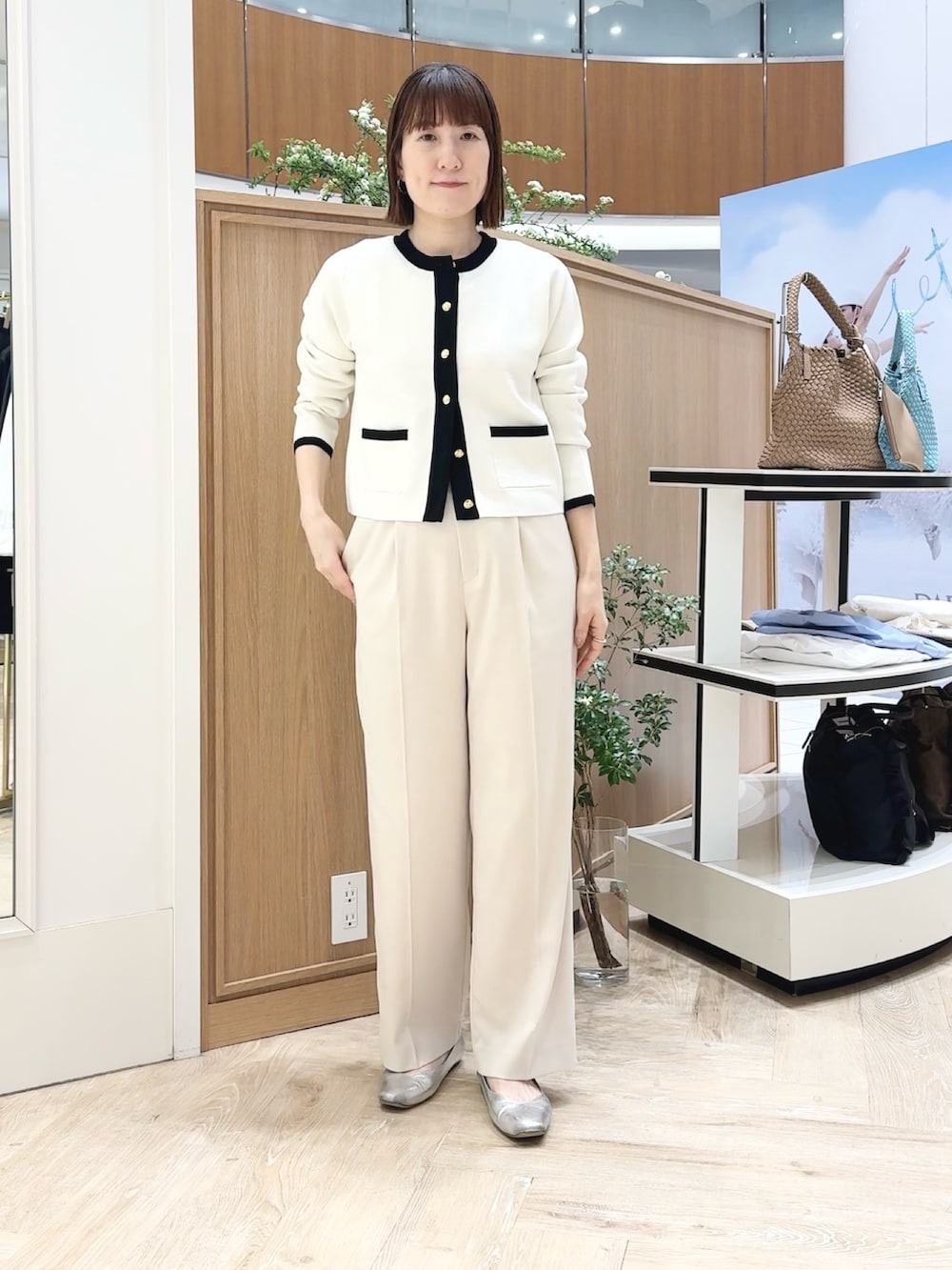 ブルー系のシャツ/ブラウス、ホワイト系のカーディガン/ボレロ、ブルー系のショルダーバッグを着用したレディースの春コーディネートの9枚目の写真