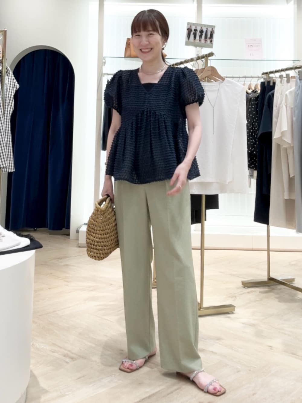 「ブラウス、ブラウスコーデ、ペプラム、ぺプラムトップス、ドット、パンツスタイル、パンツコーデ、パンツ、夏コーデ、きれいめカジュアル、シアートップス、お出かけコーデ、休日スタイル、夏服コーデ、シンプルスタイル」｜「grace grace の【grace grace/グラスグラス】ニュアンスG型イヤリング（イヤリング、ゴールド系）」を使った、yamaguchiさん（骨格ナチュラル・レディース・163cm）の夏コーディネートの8枚目の写真