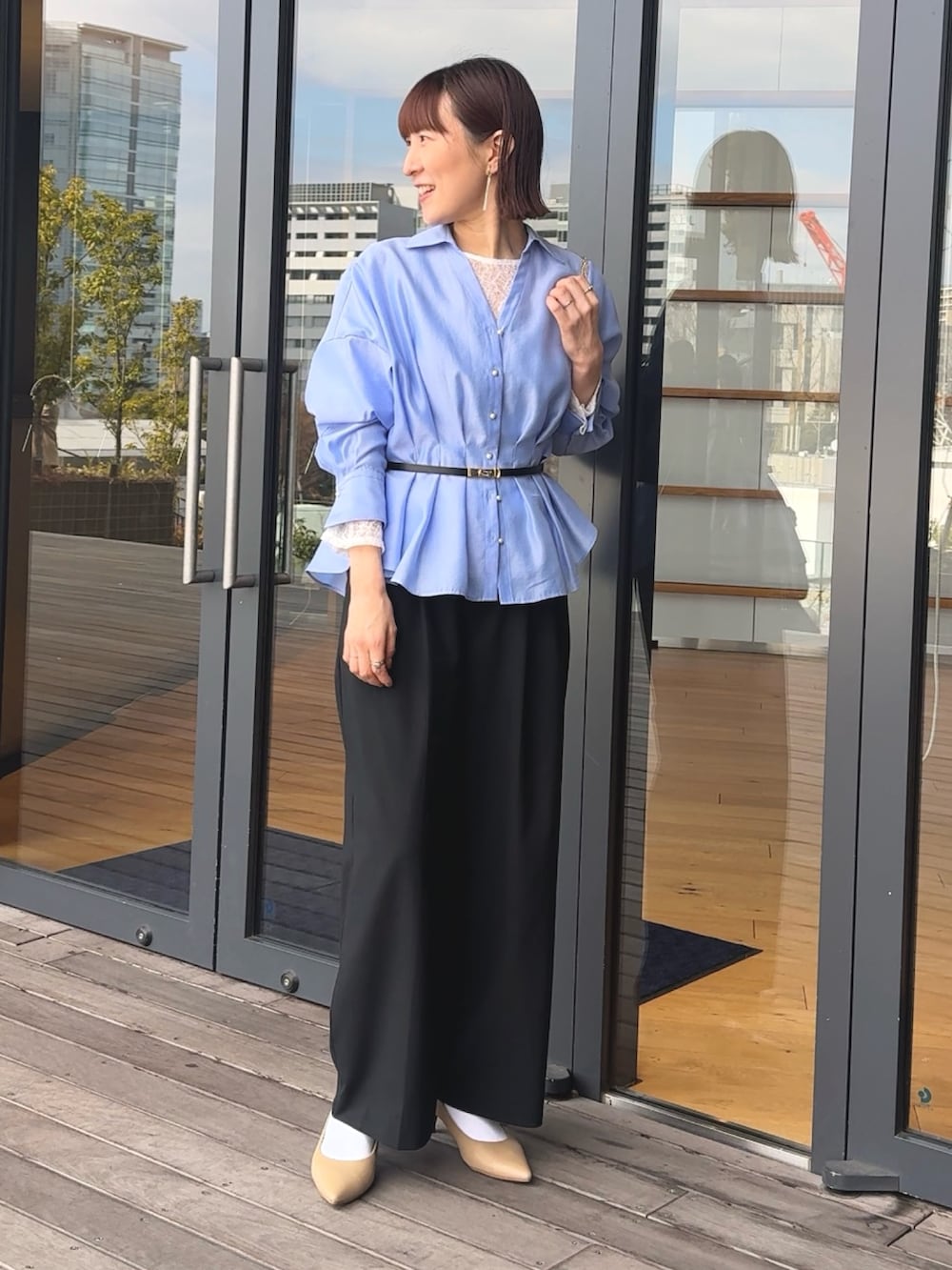 ブルー系のシャツ/ブラウス、ホワイト系のTシャツ/カットソーを着用したレディースの冬コーディネートの2枚目の写真