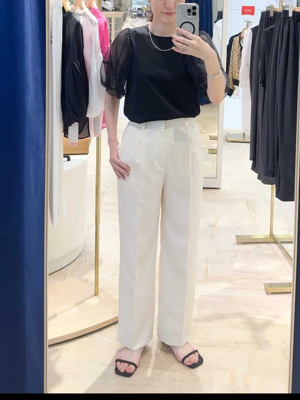 「チュール、シアー、デザイントップス、カットソー、パフスリーブ、ボリューム袖、ボリュームスリーブ、モノトーンコーデ、モノトーン、大人カジュアル、大人コーデ、大人女子、大人かわいい、パンツコーデ、オフィスカジュアル」｜「NOLLEY’Sの【PR林☆別注カラーあり】ウォッシャブルツイルストレッチ愛されワイドパンツ（その他パンツ、ホワイト系）」を使った、yamaguchiさん（骨格ナチュラル・レディース・163cm）の夏コーディネートの7枚目の写真
