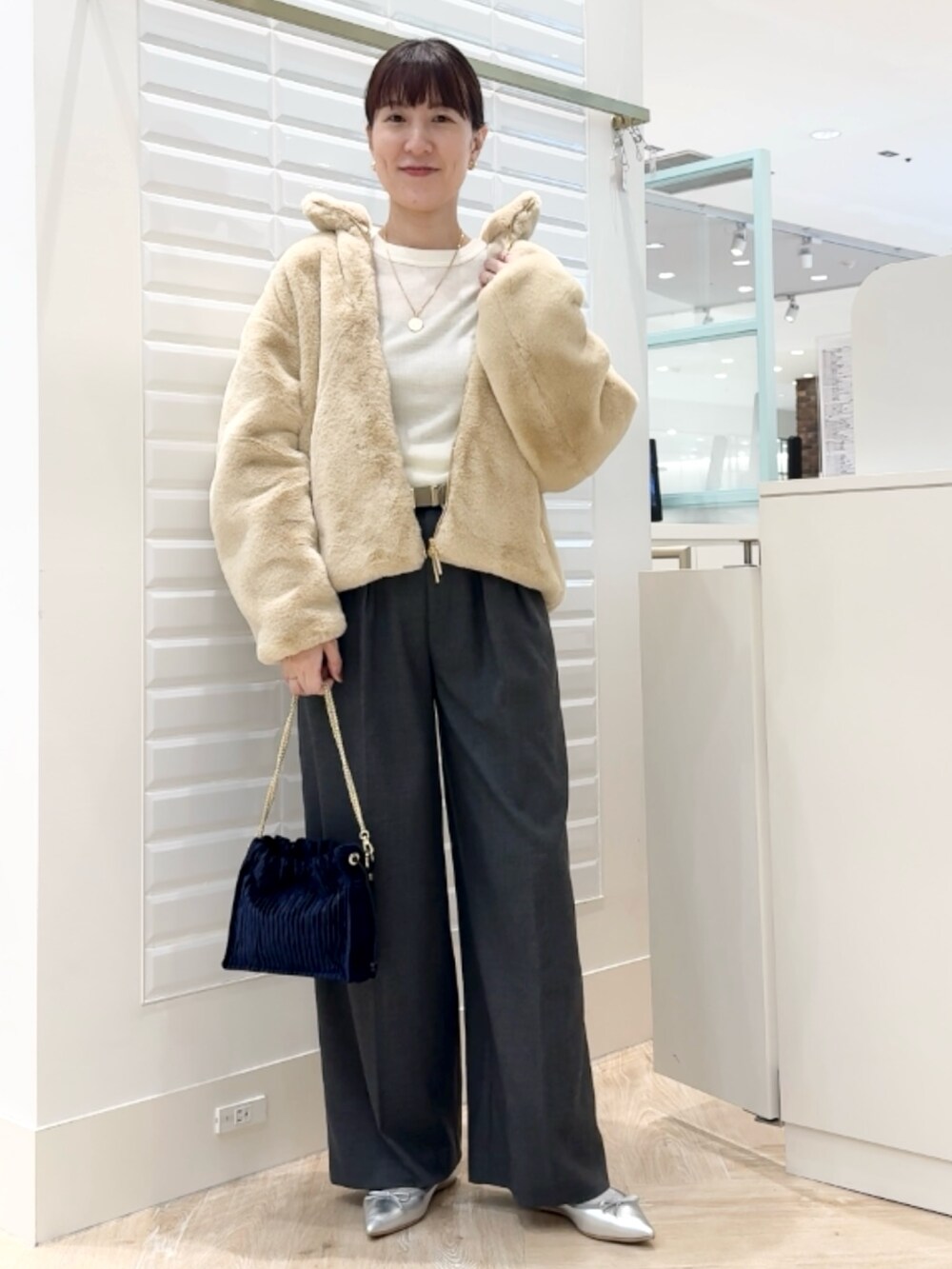 「タトラス、TATRAS、ファー、ファーコート、エコファー、フェイクファー、ショートコート、パンツコーデ、冬アウター、淡色コーデ、ゆるコーデ、大人ガーリー、大人かわいい」|「Kassiopeaの【kassiopea /カシオペア】ミニチェーンショルダー made in Italy(ショルダーバッグ、ブルー系)」を使った、yamaguchiさん(レディース・163cm)の秋コーディネートの5枚目の写真
