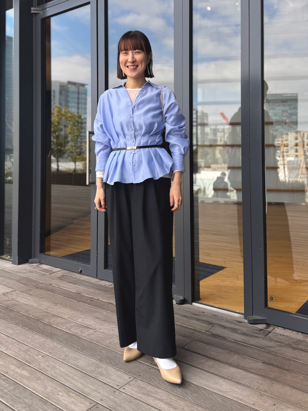 ブルー系のシャツ/ブラウス、ホワイト系のTシャツ/カットソーを着用したレディースの冬コーディネートの4枚目の写真