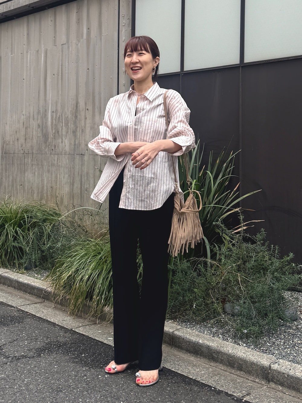 ピンク系のシャツ/ブラウス、ベージュ系のショルダーバッグ、ピンク系のバックパック/リュックを着用したレディースの春コーディネートの6枚目の写真