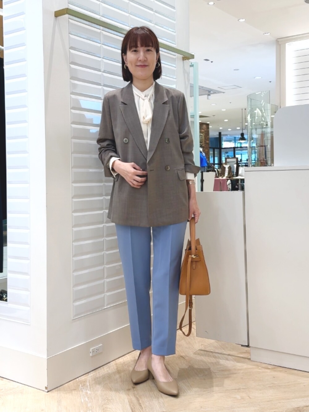 ブルー系のその他パンツ、イエロー系のショルダーバッグ、ブラウン系のテーラードジャケットを着用したレディースの秋コーディネートの6枚目の写真