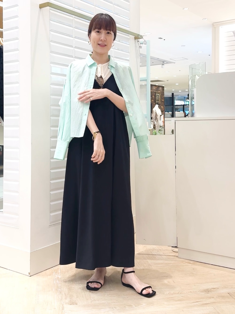「ミントグリーン、シャツスタイル、シャツコーデ、キャミワンピ、ワンピース、夏ファッション、オトナカジュアル、ゆるコーデ、夏服、オトナカワイイ、ワンピースコーデ」｜「NOLLEY’Sのフラワープリント＆ムジキャミワンピース（ワンピース、ブラック系）」を使った、yamaguchiさん（骨格ナチュラル・レディース・163cm）の夏コーディネートの8枚目の写真