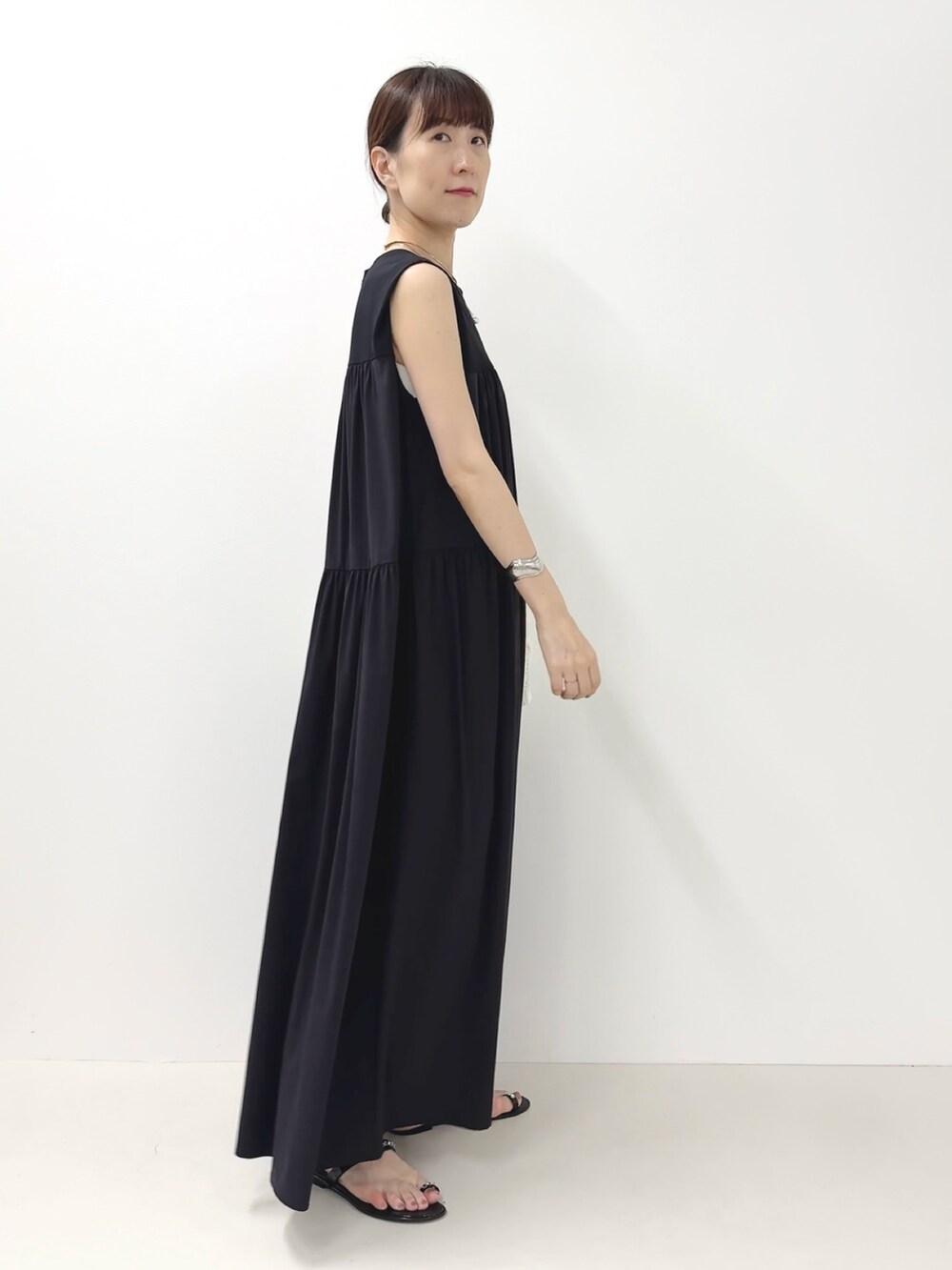 ブラック系のサンダル、ホワイト系のカーディガン/ボレロ、ブルー系のワンピースを着用したレディースの夏コーディネートの4枚目の写真