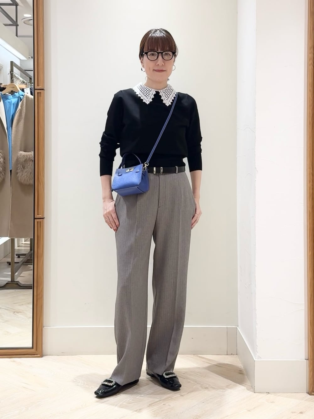 ブラウン系のその他パンツ、ブルー系のショルダーバッグ、ブラック系のニット/セーターを着用したレディースの秋コーディネートの8枚目の写真