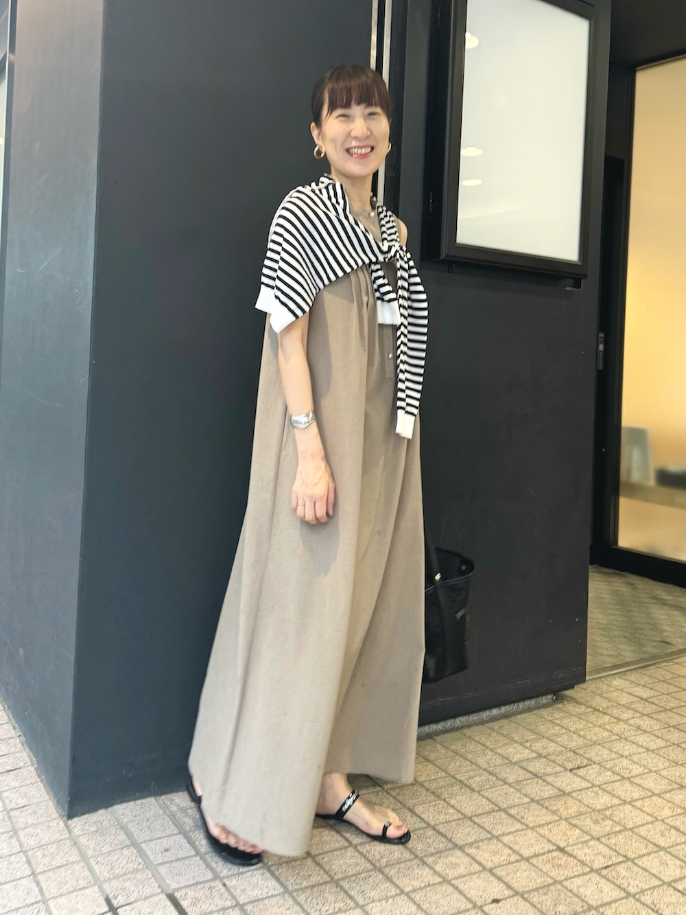 「ワンピース、ワンピーススタイル、シャツワンピ、ワントーン、ボーダー、カーディガン肩かけ、カーディガン、チュールバッグ、雨の日コーデ、梅雨コーデ、夏コーデ、きれいめカジュアル、サンダル、オトナカジュアル、ロングワンピース」|「FABIO RUSCONIの【FABIO RUSCONI/ファビオルスコーニ】PVCビジューサンダル(サンダル、ブラック系)」を使った、yamaguchiさん(レディース・163cm)の夏コーディネートの6枚目の写真