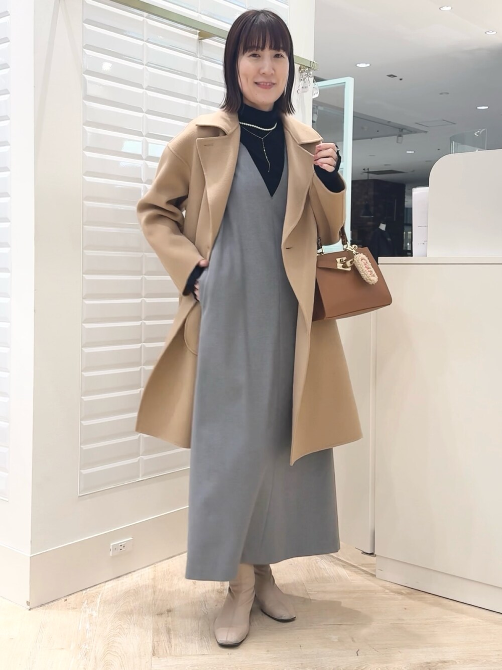 「キャメル、キャメルアウター、ベージュ、ベージュコーデ、コート、冬コーデ、クリスマスに着たい服、休日スタイル、お出かけコーデ、クリスマスコーデ、リバーコート、ワンピース 」|「NOLLEY’Sの《セットアップ対応》ウォッシャブル両面起毛2WAYワンピース(ワンピース、グレー系)」を使った、yamaguchiさん(レディース・163cm)の冬コーディネートの3枚目の写真