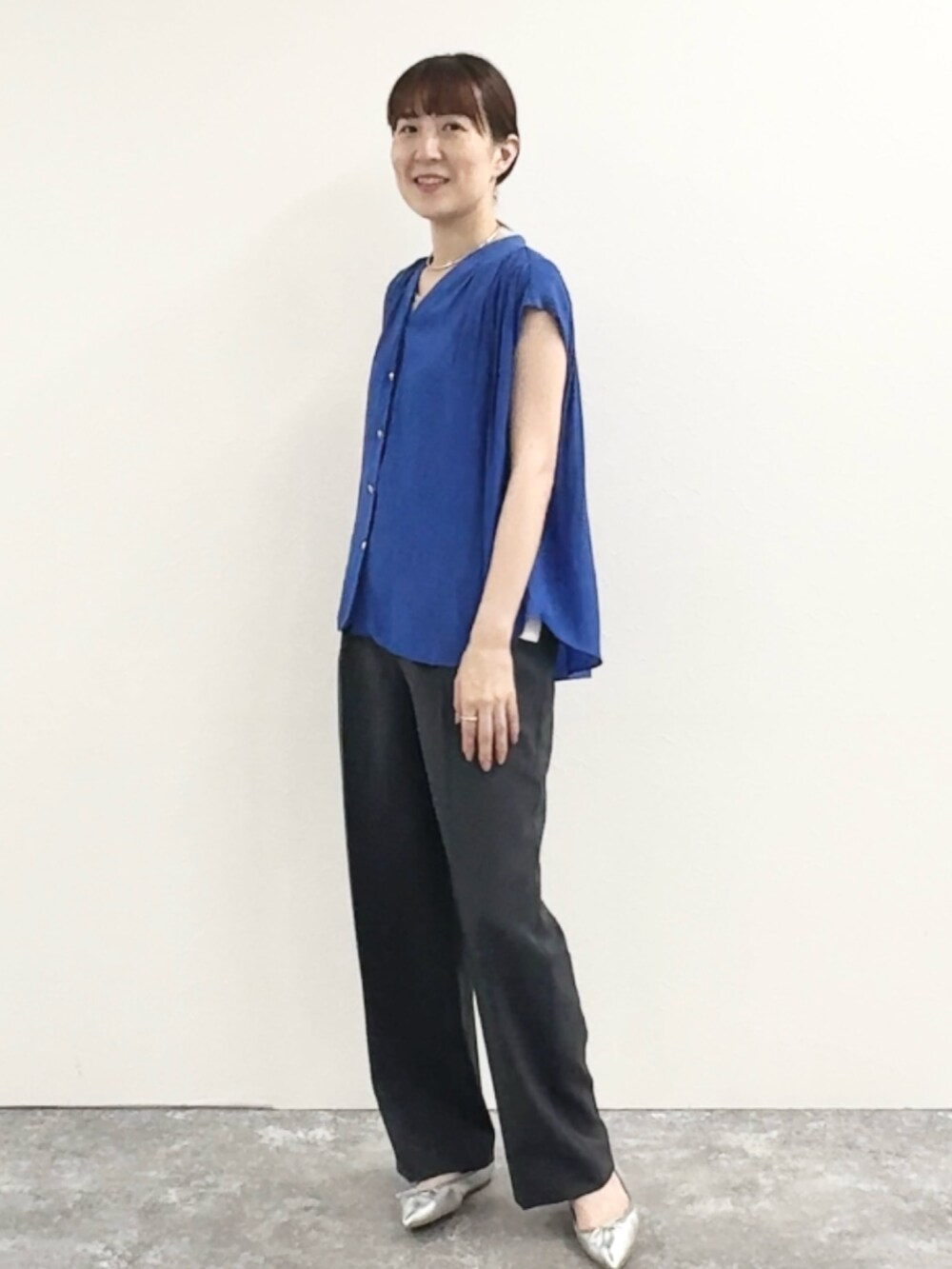 「オフィスカジュアル、オフィススタイル、オフィスコーデ、通勤コーデ、通勤スタイル、ワイドパンツ、パンツスタイル、パンツコーデ、夏コーデ、ブラウスコーデ、大人コーデ、シンプルスタイル、きれいめカジュアル」｜「NOLLEY’Sの【PR林☆別注カラーあり】ウォッシャブルツイルストレッチ愛されワイドパンツ（その他パンツ、グレー系）」を使った、yamaguchiさん（骨格ナチュラル・レディース・163cm）の夏コーディネートの8枚目の写真