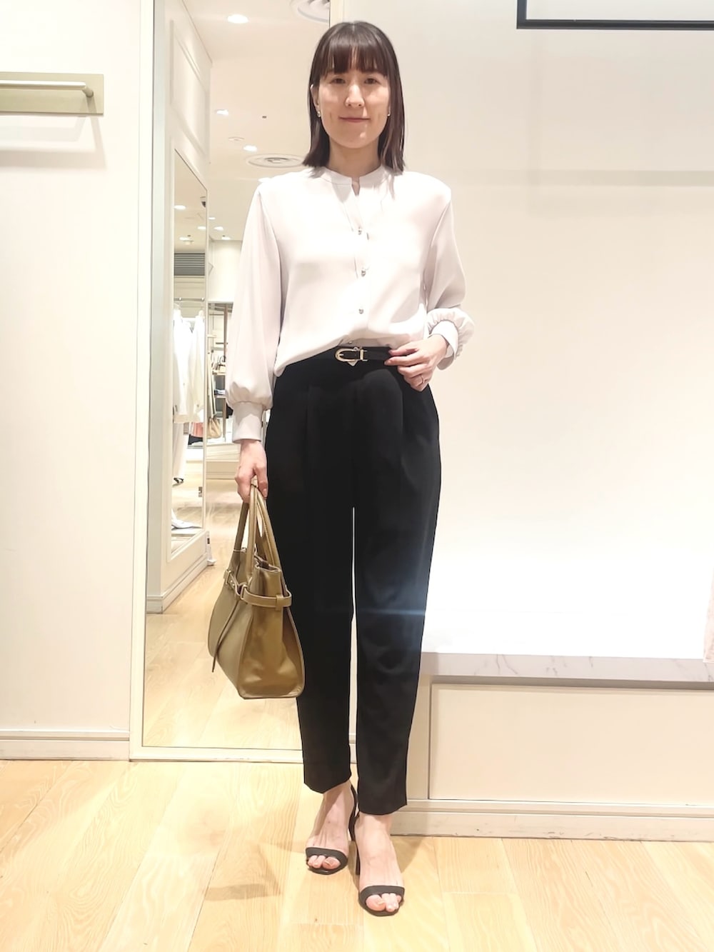 「パンツコーデ、パンツスタイル、シャツスタイル、とろみシャツ、バッグ、オフィスカジュアル、オフィススタイル、オフィスコーデ、ベーシック/シンプル、ベルト、大人カジュアル、大人女子、シンプル」｜「NOLLEY’S Sophiのリバーシブルベルト（ベルト、ブラック系）」を使った、yamaguchiさん（レディース・163cm）の春コーディネートの3枚目の写真