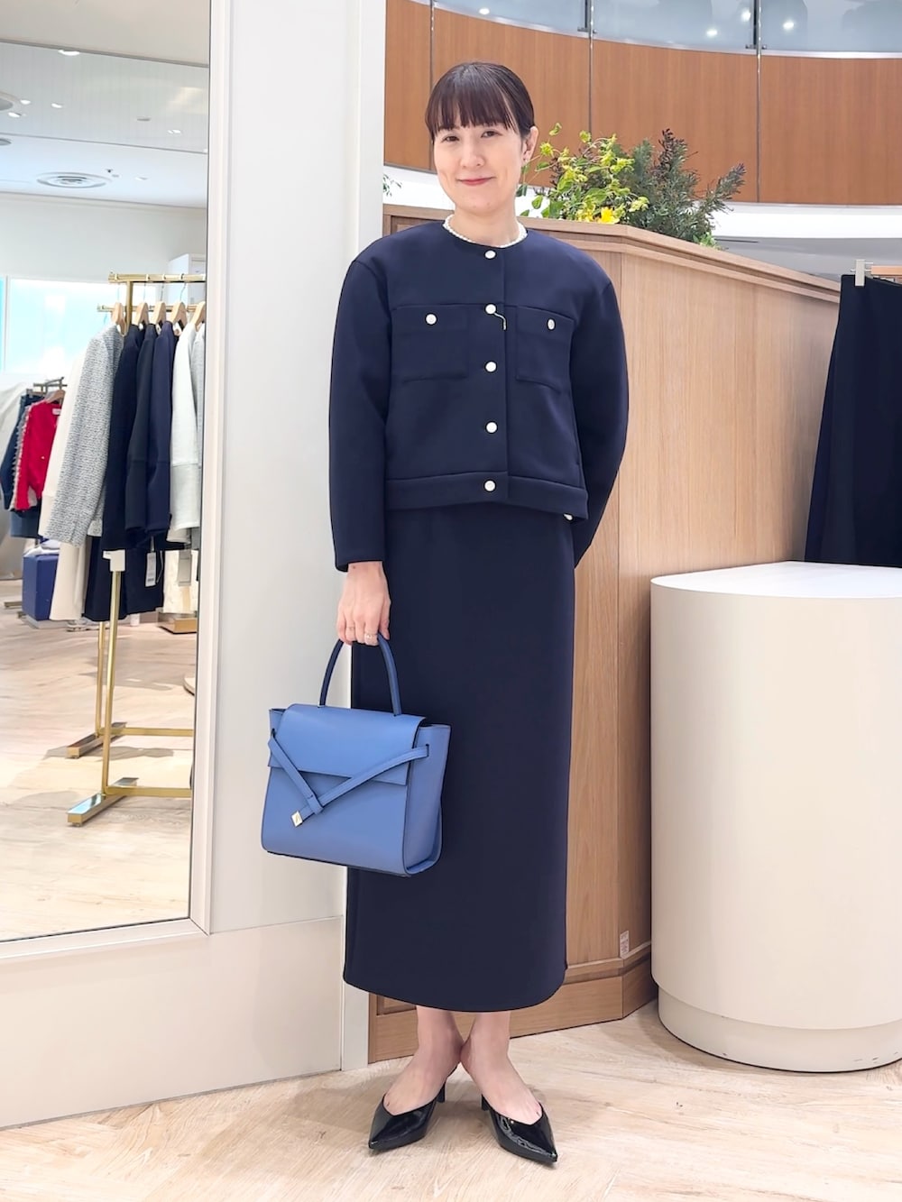 「シンプル、オトナ女子、通勤コーデ、セレモニーコーデ、大人ファッション、セットアップ、入学式、卒業式、オケージョン、スーツ、スーツスタイル、ネイビー、タイトスカート」｜「NOLLEY’Sのクロスベルトカブセバッグ（ショルダーバッグ、ブルー系）」を使った、yamaguchiさん（レディース・163cm）の冬コーディネートの3枚目の写真