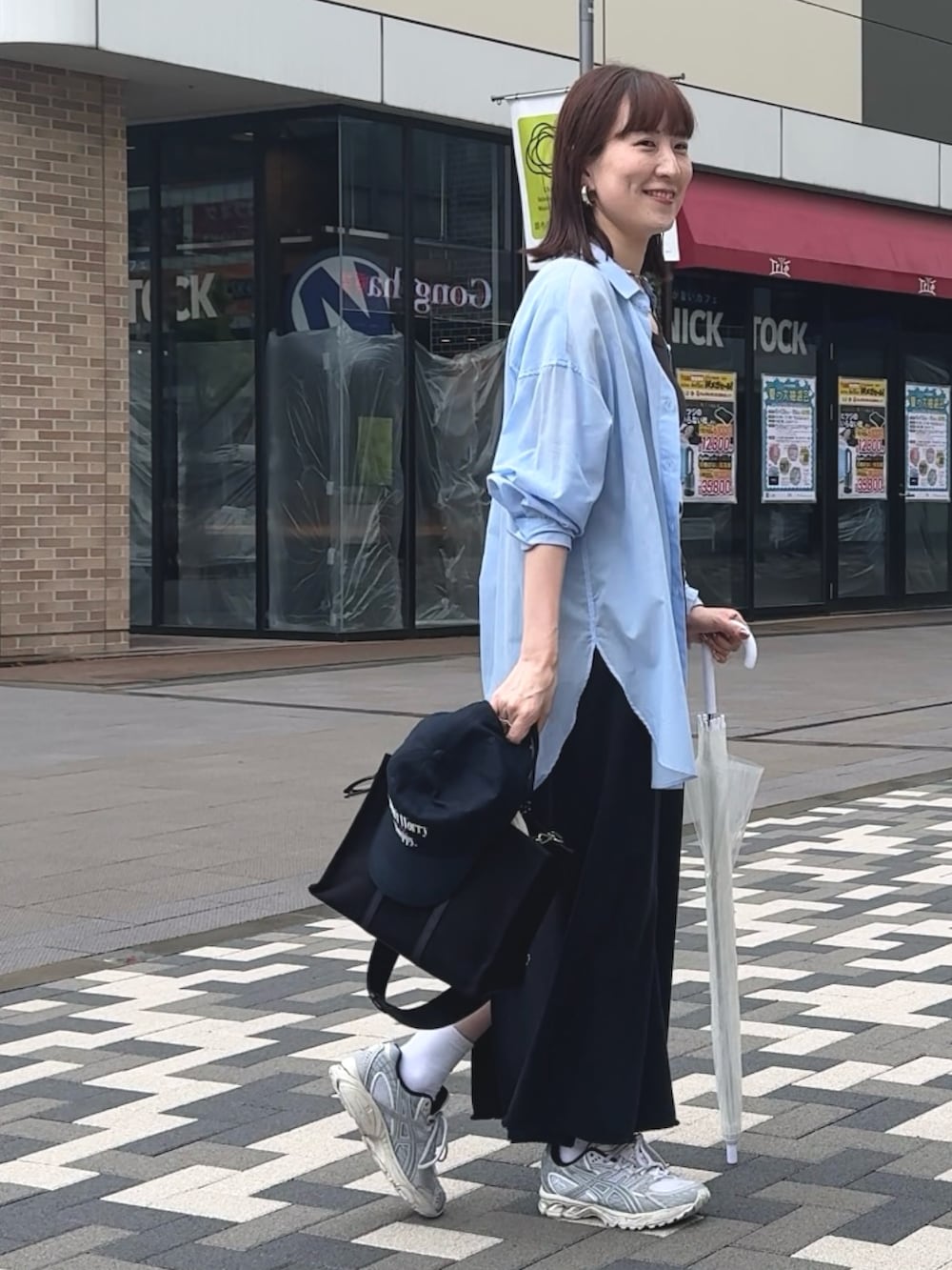 「青シャツ、青シャツコーデ、シャツ、シャツスタイル、シャツコーデ、シャツ好き集まれ、シャツ/ブラウス、雨の日コーデ、トートバッグ」｜「NOLLEY’Sの◇【WEB限定】MY STANDARD シアーシャツ（シャツ/ブラウス、ブルー系）」を使った、yamaguchiさん（骨格ナチュラル・レディース・163cm）の夏コーディネートの3枚目の写真