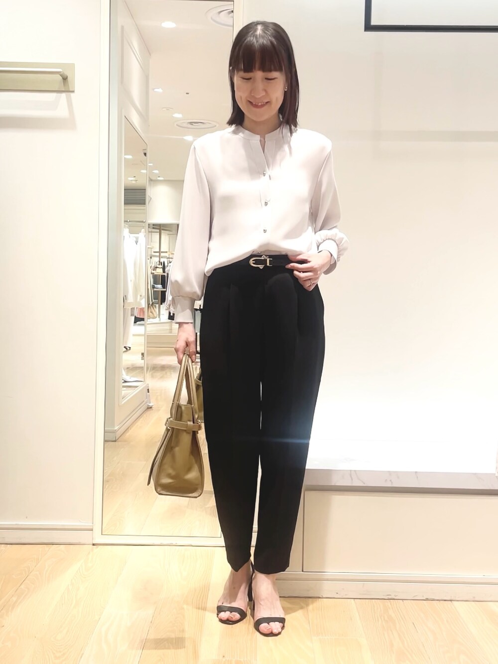 「パンツコーデ、パンツスタイル、シャツスタイル、とろみシャツ、バッグ、オフィスカジュアル、オフィススタイル、オフィスコーデ、ベーシック/シンプル、ベルト、大人カジュアル、大人女子、シンプル」｜「NOLLEY’S Sophiのリバーシブルベルト（ベルト、ブラック系）」を使った、yamaguchiさん（レディース・163cm）の春コーディネートの5枚目の写真