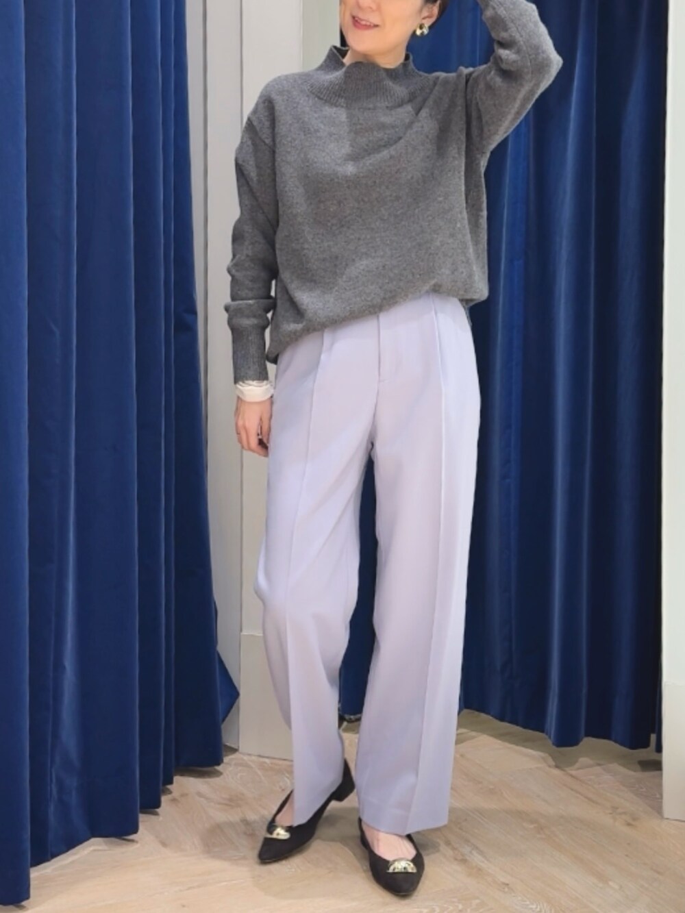 グレー系のニット/セーター、パープル系のその他パンツ、ホワイト系のTシャツ/カットソーを着用したレディースの冬コーディネートの10枚目の写真