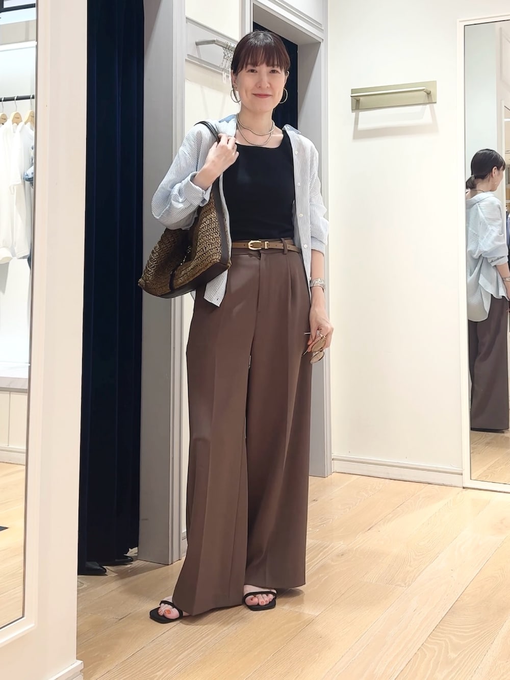 ブラウン系のその他パンツ、ブルー系のシャツ/ブラウス、ブラウン系のショルダーバッグを着用したレディースの夏コーディネートの7枚目の写真
