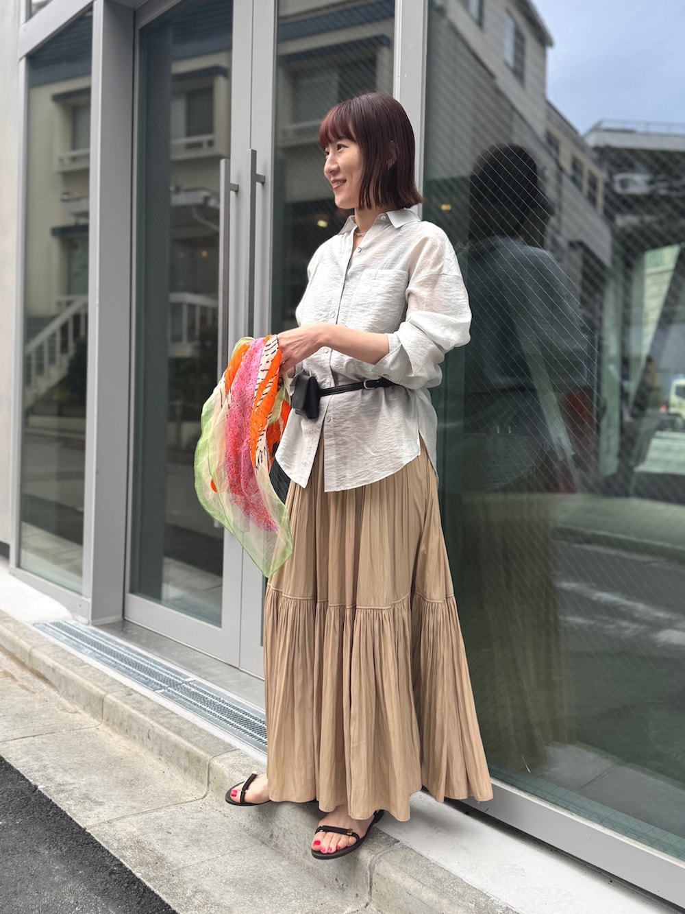 グレー系のシャツ/ブラウス、ブラウン系のタンクトップ、ブラウン系のサンダルを着用したレディースの春コーディネートの2枚目の写真